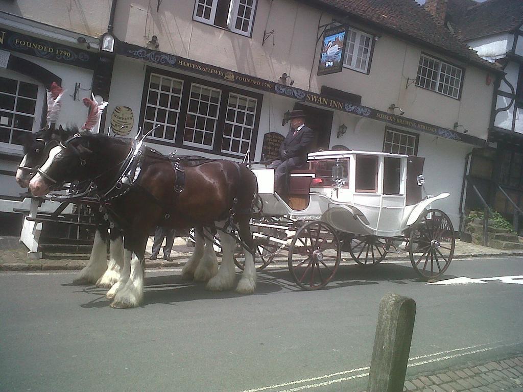 The Swan Inn Мидхърст Екстериор снимка